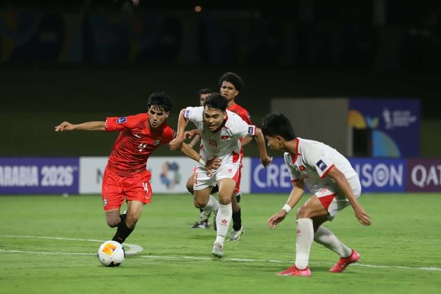 U.17 Việt Nam càng đá càng giống... U.23: HLV Kim Sang-sik tặng áo 'phù thủy' cho Roland- Ảnh 2. U.17 Việt Nam càng đá càng giống... U.23: HLV Kim Sang-sik tặng áo 'phù thủy' cho Roland- Ảnh 2.