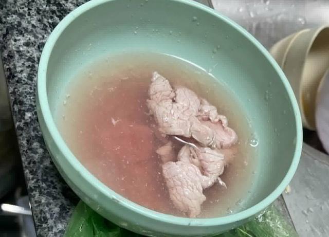 Nghi mua phải thịt bò giả, người dân ở Quy Nhơn livestream tố cáo- Ảnh 2. Nghi mua phải thịt bò giả, người dân ở Quy Nhơn livestream tố cáo- Ảnh 2.