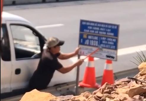 Dừng xe trên cao tốc để cạo số điện thoại khẩn cấp, người đàn ông bị tố phá hoại- Ảnh 1. Dừng xe trên cao tốc để cạo số điện thoại khẩn cấp, người đàn ông bị tố phá hoại- Ảnh 1.