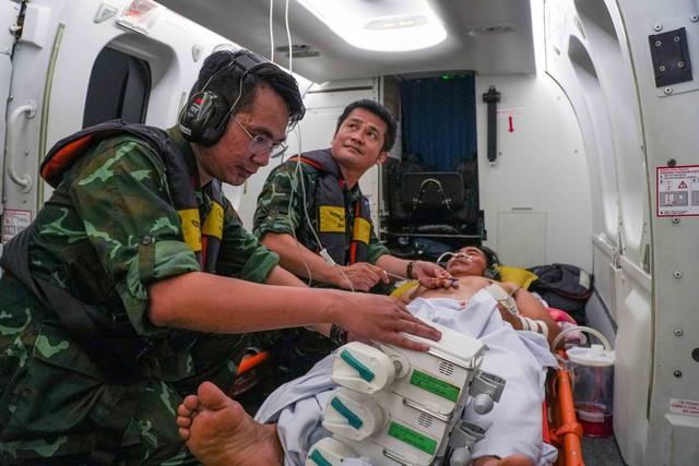 Dịp lễ, trực thăng vượt mưa gió ra Trường Sa Lớn cấp cứu 2 bệnh nhân nặng - Ảnh 1.