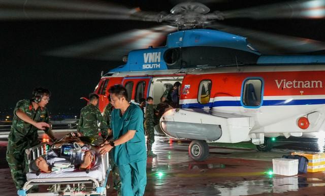 Dịp lễ, trực thăng vượt mưa gió ra Trường Sa Lớn cấp cứu 2 bệnh nhân nặng - Ảnh 2.