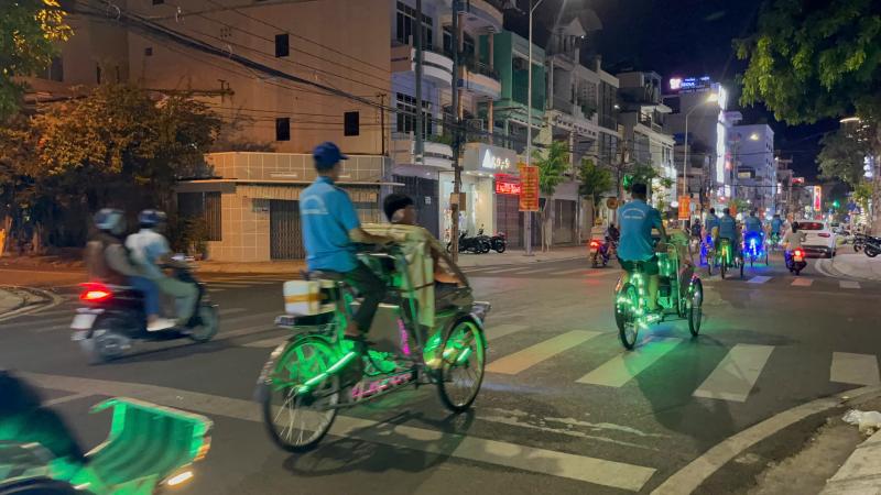 Lái xích lô tại Nha Trang bắt buộc sẽ phải đội mũ bảo hiểm?- Ảnh 1. Lái xích lô tại Nha Trang bắt buộc sẽ phải đội mũ bảo hiểm?- Ảnh 1.