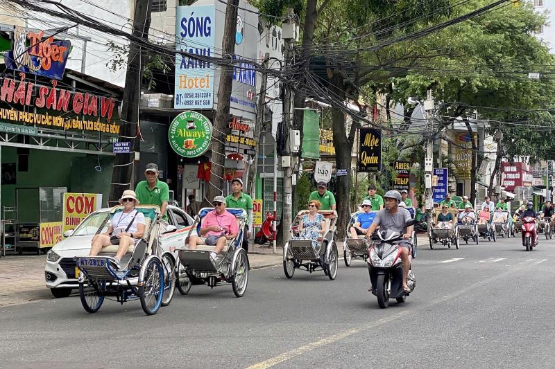 Lái xích lô tại Nha Trang bắt buộc sẽ phải đội mũ bảo hiểm?- Ảnh 3. Lái xích lô tại Nha Trang bắt buộc sẽ phải đội mũ bảo hiểm?- Ảnh 3.