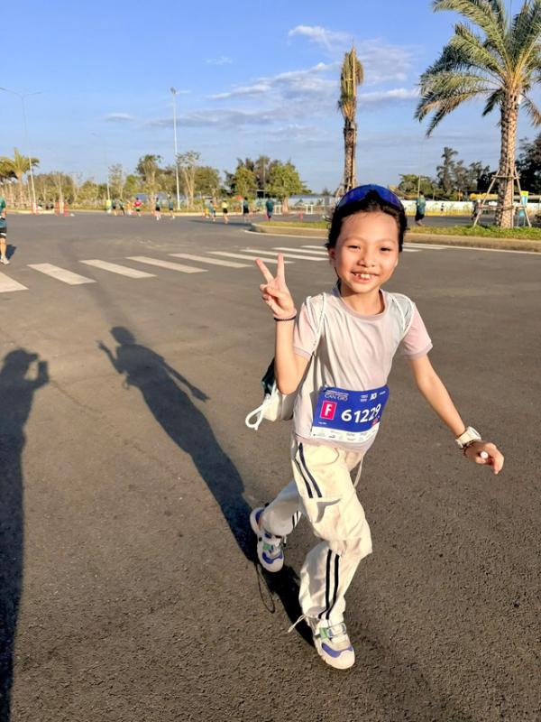 Runner nhí tạo ấn tượng trên đường chạy VnExpress Marathon Green Paradise Cần Giờ 2026- Ảnh 1. Runner nhí tạo ấn tượng trên đường chạy VnExpress Marathon Green Paradise Cần Giờ 2026- Ảnh 1.