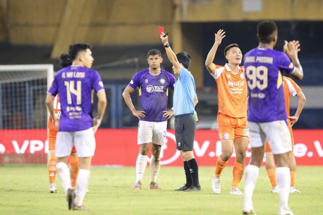 Hà Nội không ‘cứu’ Đà Nẵng, thắng kịch tính trong trận đấu 105 phút và 2 thẻ đỏ- Ảnh 4. Hà Nội không ‘cứu’ Đà Nẵng, thắng kịch tính trong trận đấu 105 phút và 2 thẻ đỏ- Ảnh 4.