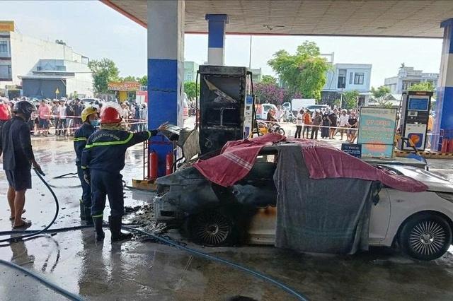 Vụ cháy ô tô khiến 2 người tử vong: Khoang xe chứa hàng chục khối pin 24V, 9 bình ắc quy- Ảnh 1. Vụ cháy ô tô khiến 2 người tử vong: Khoang xe chứa hàng chục khối pin 24V, 9 bình ắc quy- Ảnh 1.