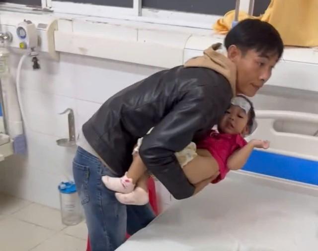 CSGT Lâm Đồng kịp thời chở bé 3 tuổi bị co giật đi cấp cứu trong đêm- Ảnh 1.