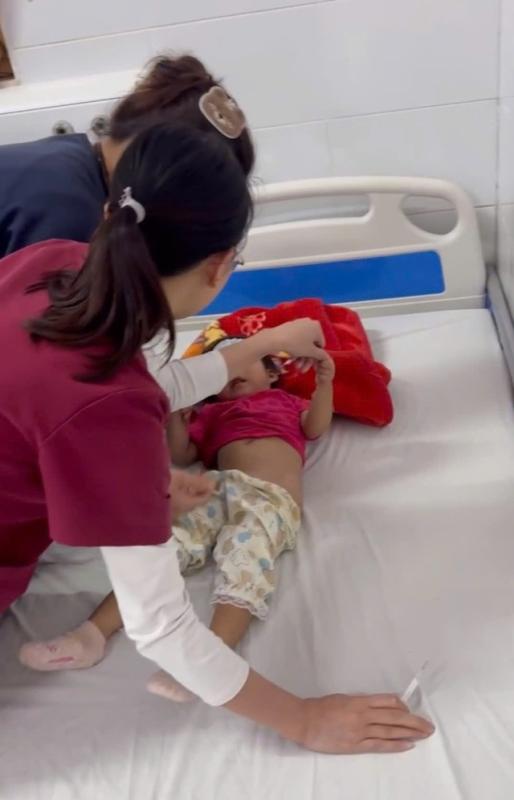 CSGT Lâm Đồng kịp thời chở bé 3 tuổi bị co giật đi cấp cứu trong đêm- Ảnh 3.