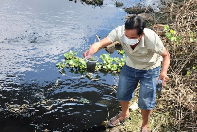 Kênh chìm Sơn Tịnh đen đặc, bốc mùi: UBND tỉnh Quảng Ngãi chỉ đạo kiểm tra- Ảnh 6.