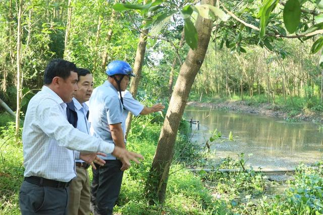 Kênh chìm Sơn Tịnh đen đặc, bốc mùi: UBND tỉnh Quảng Ngãi chỉ đạo kiểm tra- Ảnh 3.