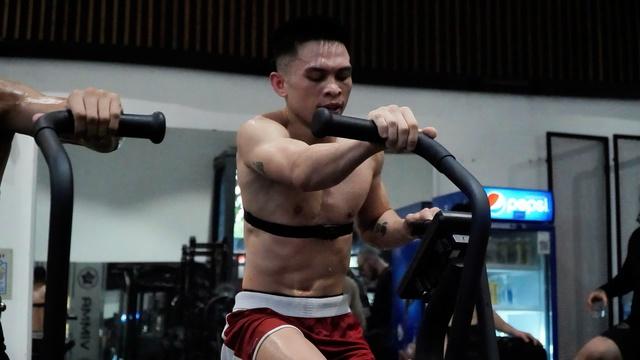 Từ bỏ nghề y và ngã rẽ cuộc đời của võ sĩ quyền anh chuyên nghiệp - Ảnh 1. Từ bỏ nghề y và ngã rẽ cuộc đời của võ sĩ quyền anh chuyên nghiệp - Ảnh 1.