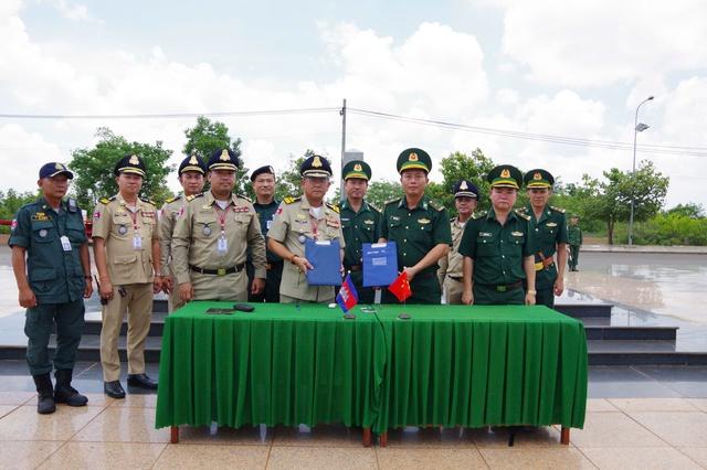 Tiếp nhận 18 công dân Việt Nam do Campuchia bàn giao- Ảnh 1. Tiếp nhận 18 công dân Việt Nam do Campuchia bàn giao- Ảnh 1.