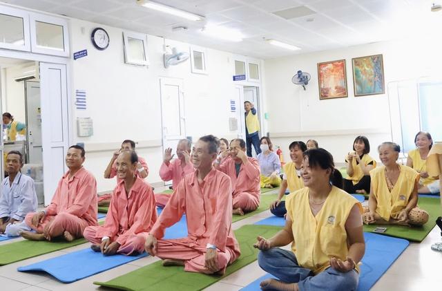 Lớp yoga cho bệnh nhân nặng ở Bệnh viện Chợ Rẫy: 'Ở bệnh viện mà thấy vui'- Ảnh 1. Lớp yoga cho bệnh nhân nặng ở Bệnh viện Chợ Rẫy: 'Ở bệnh viện mà thấy vui'- Ảnh 1.