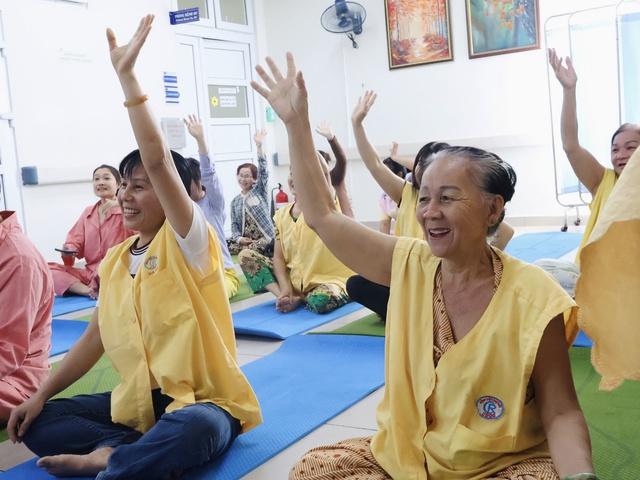 Lớp yoga cho bệnh nhân nặng ở Bệnh viện Chợ Rẫy: 'Ở bệnh viện mà thấy vui'- Ảnh 6. Lớp yoga cho bệnh nhân nặng ở Bệnh viện Chợ Rẫy: 'Ở bệnh viện mà thấy vui'- Ảnh 6.