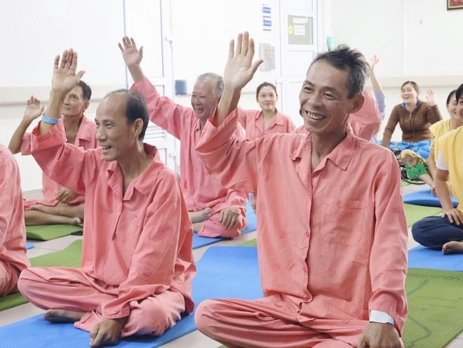 Lớp yoga cho bệnh nhân nặng ở Bệnh viện Chợ Rẫy: 'Ở bệnh viện mà thấy vui'- Ảnh 5. Lớp yoga cho bệnh nhân nặng ở Bệnh viện Chợ Rẫy: 'Ở bệnh viện mà thấy vui'- Ảnh 5.