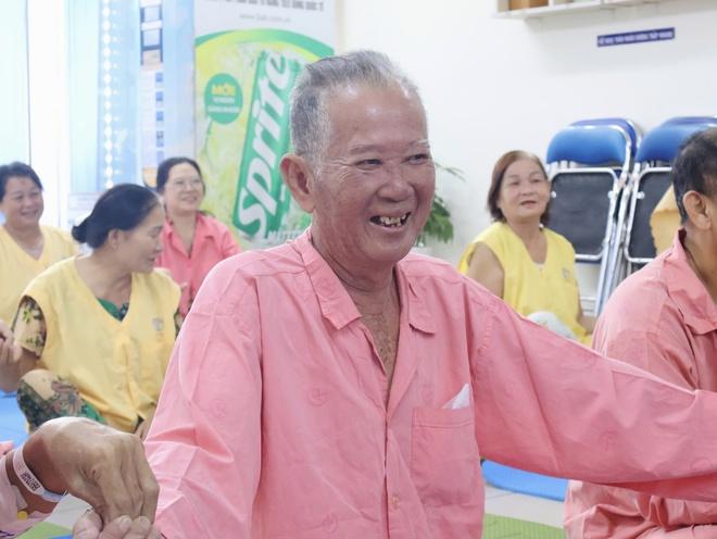 Lớp yoga cho bệnh nhân nặng ở Bệnh viện Chợ Rẫy: 'Ở bệnh viện mà thấy vui'- Ảnh 2. Lớp yoga cho bệnh nhân nặng ở Bệnh viện Chợ Rẫy: 'Ở bệnh viện mà thấy vui'- Ảnh 2.