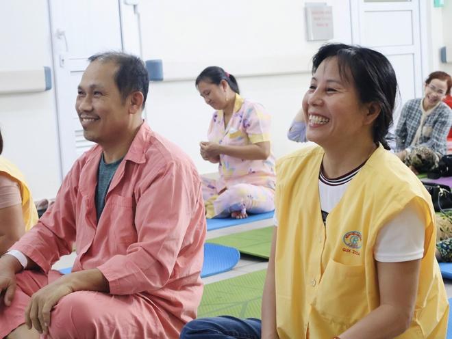 Lớp yoga cho bệnh nhân nặng ở Bệnh viện Chợ Rẫy: 'Ở bệnh viện mà thấy vui'- Ảnh 4. Lớp yoga cho bệnh nhân nặng ở Bệnh viện Chợ Rẫy: 'Ở bệnh viện mà thấy vui'- Ảnh 4.