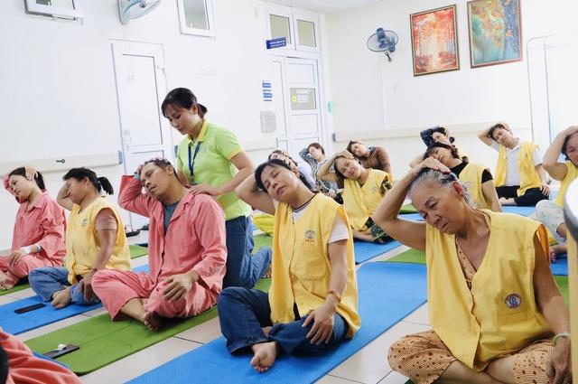 Lớp yoga cho bệnh nhân nặng ở Bệnh viện Chợ Rẫy: 'Ở bệnh viện mà thấy vui'- Ảnh 9. Lớp yoga cho bệnh nhân nặng ở Bệnh viện Chợ Rẫy: 'Ở bệnh viện mà thấy vui'- Ảnh 9.