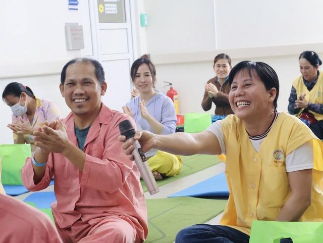 Lớp yoga cho bệnh nhân nặng ở Bệnh viện Chợ Rẫy: 'Ở bệnh viện mà thấy vui'- Ảnh 7. Lớp yoga cho bệnh nhân nặng ở Bệnh viện Chợ Rẫy: 'Ở bệnh viện mà thấy vui'- Ảnh 7.