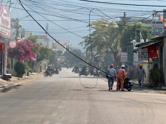 Cháy trụ điện, dây rơi xuống đường: Người phụ nữ bỏ xe máy tháo chạy- Ảnh 3. Cháy trụ điện, dây rơi xuống đường: Người phụ nữ bỏ xe máy tháo chạy- Ảnh 3.