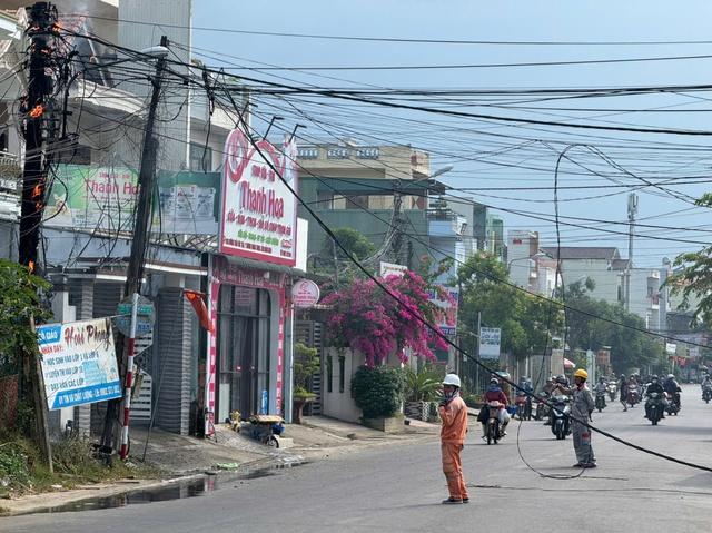 Cháy trụ điện, dây rơi xuống đường: Người phụ nữ bỏ xe máy tháo chạy- Ảnh 4. Cháy trụ điện, dây rơi xuống đường: Người phụ nữ bỏ xe máy tháo chạy- Ảnh 4.