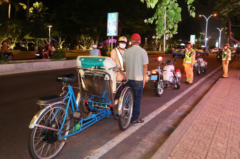 Lái xích lô tại Nha Trang bắt buộc sẽ phải đội mũ bảo hiểm?- Ảnh 2. Lái xích lô tại Nha Trang bắt buộc sẽ phải đội mũ bảo hiểm?- Ảnh 2.