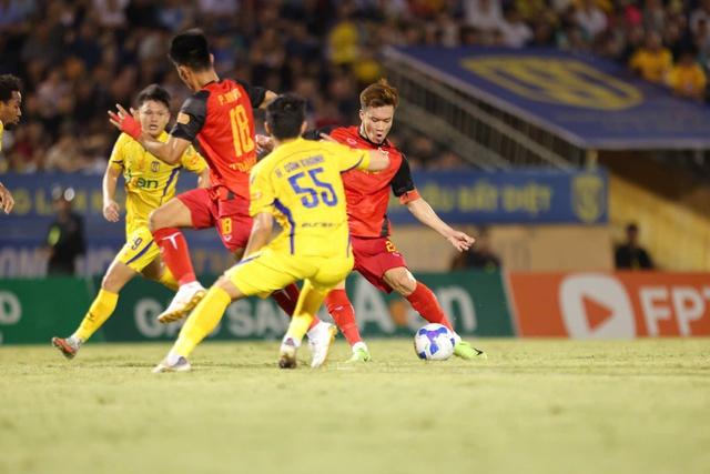 Bảng xếp hạng V-League mới nhất: Ninh Bình FC không bỏ cuộc, HAGL bất ngờ thoát ghế nóng- Ảnh 1.