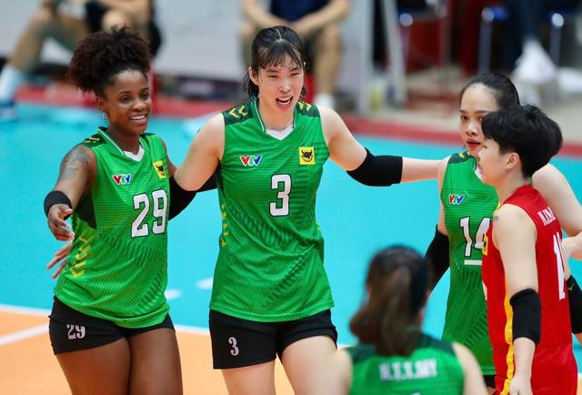Xác định 2 cặp bán kết Cúp bóng chuyền VTV9 - Bình Điền: Nảy lửa!- Ảnh 2. Xác định 2 cặp bán kết Cúp bóng chuyền VTV9 - Bình Điền: Nảy lửa!- Ảnh 2.