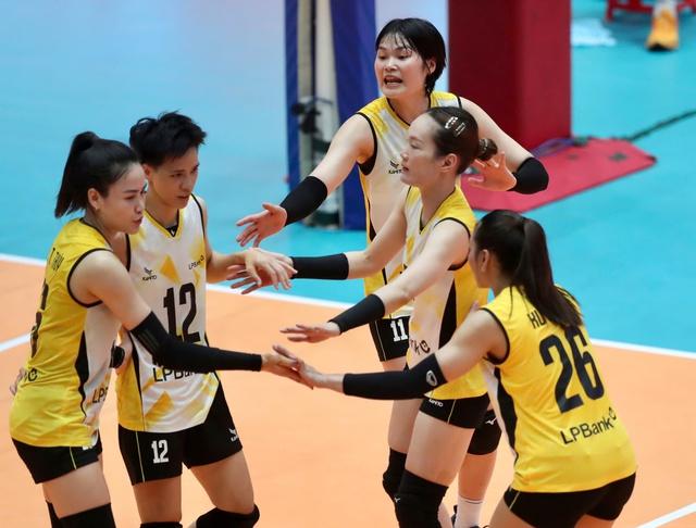 Các tay đập 'khủng long" đưa CLB Giang Tô vào chung kết Cúp bóng chuyền VTV9-Bình Điền- Ảnh 3. Các tay đập 'khủng long" đưa CLB Giang Tô vào chung kết Cúp bóng chuyền VTV9-Bình Điền- Ảnh 3.