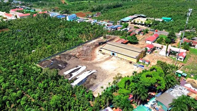 Bãi tập kết nhiên liệu phân bón ô nhiễm: Ruồi nhặng, mùi hôi thối nồng nặc- Ảnh 1.