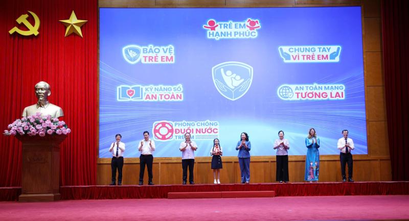 Không để 26 triệu trẻ em 'tự bơi' trong kỷ nguyên số- Ảnh 2. Không để 26 triệu trẻ em 'tự bơi' trong kỷ nguyên số- Ảnh 2.
