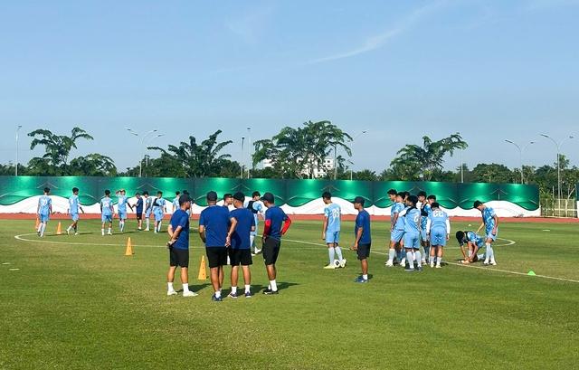 U.19 Việt Nam tập buổi đầu tại Indonesia: Điều kiện khá khắc nghiệt nhưng…- Ảnh 2. U.19 Việt Nam tập buổi đầu tại Indonesia: Điều kiện khá khắc nghiệt nhưng…- Ảnh 2.