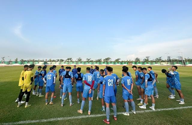 U.19 Việt Nam tập buổi đầu tại Indonesia: Điều kiện khá khắc nghiệt nhưng…- Ảnh 1. U.19 Việt Nam tập buổi đầu tại Indonesia: Điều kiện khá khắc nghiệt nhưng…- Ảnh 1.
