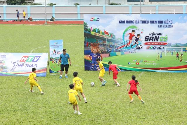 Lê Giang Patrik, Ngô Đăng Khoa 'tiếp lửa' giải bóng đá thiếu niên - nhi đồng HTV- Ảnh 4. Lê Giang Patrik, Ngô Đăng Khoa 'tiếp lửa' giải bóng đá thiếu niên - nhi đồng HTV- Ảnh 4.