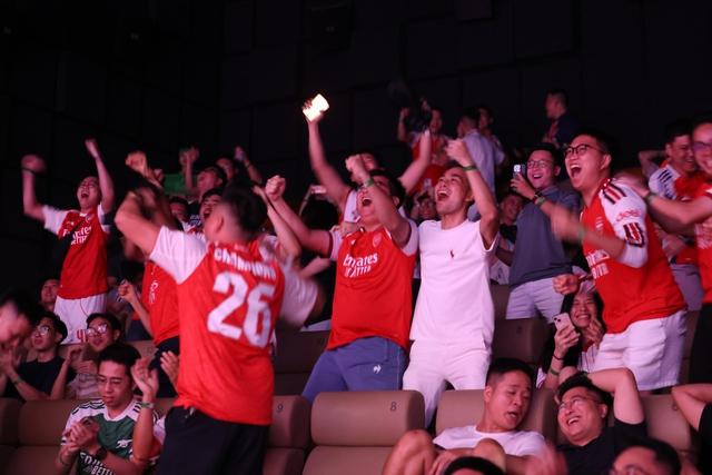 FanStation bùng nổ tinh thần 'từ fan thành bạn' đêm PSG bảo vệ ngôi vương trước Arsenal- Ảnh 2. FanStation bùng nổ tinh thần 'từ fan thành bạn' đêm PSG bảo vệ ngôi vương trước Arsenal- Ảnh 2.
