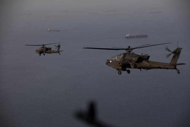 Trực thăng AH-64 Apache của quân đội Mỹ rơi gần eo biển Hormuz - Ảnh 1.