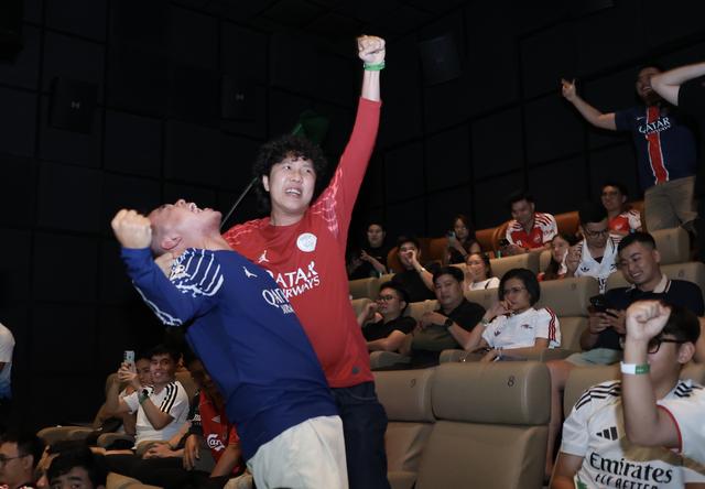 FanStation bùng nổ tinh thần 'từ fan thành bạn' đêm PSG bảo vệ ngôi vương trước Arsenal- Ảnh 3. FanStation bùng nổ tinh thần 'từ fan thành bạn' đêm PSG bảo vệ ngôi vương trước Arsenal- Ảnh 3.