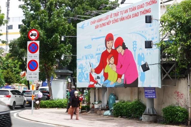 TP.HCM muốn tháo dỡ hàng loạt biển quảng cáo lấn chiếm vỉa hè- Ảnh 1. TP.HCM muốn tháo dỡ hàng loạt biển quảng cáo lấn chiếm vỉa hè- Ảnh 1.
