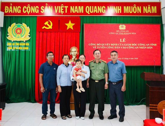 Vợ thiếu tá Nguyễn Xuân Hải nguyện tiếp nối màu áo công an của chồng- Ảnh 2.