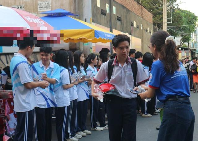 Trend mùa thi 2026: Điểm 10 của lòng nhân ái mang tên 'Tiếp sức mùa thi' - Ảnh 3.