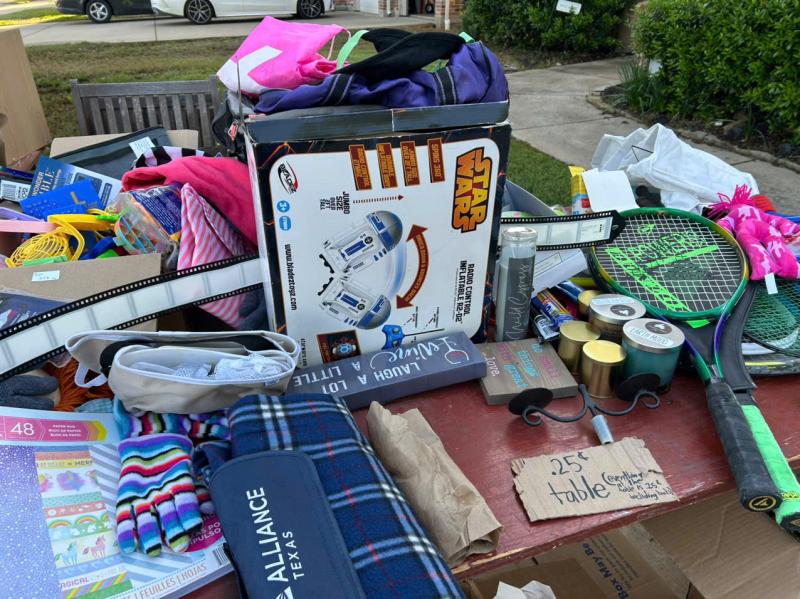 Người Việt ở Mỹ đi garage sale: nơi đồng xu 25 cent vẫn còn giá trị - Ảnh 2.