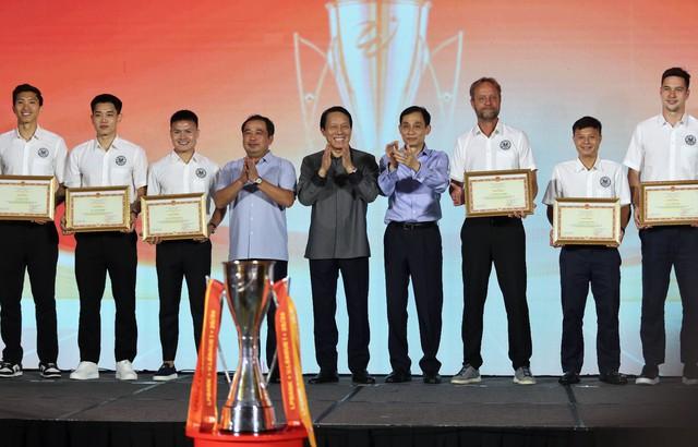 Bộ trưởng Lương Tam Quang chúc mừng thành tích xuất sắc của CLB CAHN: Chức vô địch V-League rất xứng đáng- Ảnh 3. Bộ trưởng Lương Tam Quang chúc mừng thành tích xuất sắc của CLB CAHN: Chức vô địch V-League rất xứng đáng- Ảnh 3.