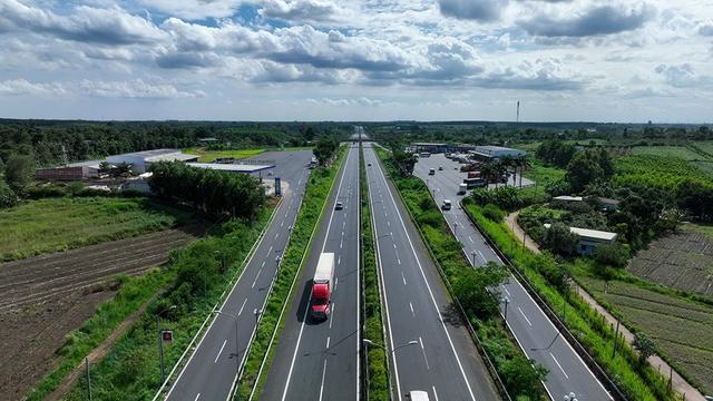 Ưu tiên làm cao tốc trên cầu cạn tại vùng đất 'siêu nhạy cảm' ĐBSCL- Ảnh 3. Ưu tiên làm cao tốc trên cầu cạn tại vùng đất 'siêu nhạy cảm' ĐBSCL- Ảnh 3.