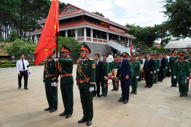 An táng 27 hài cốt liệt sĩ hồi hương từ Campuchia về Đắk Lắk- Ảnh 2.