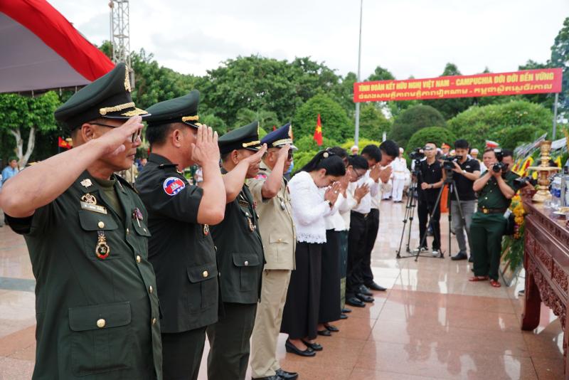 An táng 27 hài cốt liệt sĩ hồi hương từ Campuchia về Đắk Lắk- Ảnh 5.