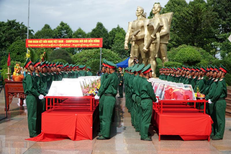 An táng 27 hài cốt liệt sĩ hồi hương từ Campuchia về Đắk Lắk- Ảnh 3.