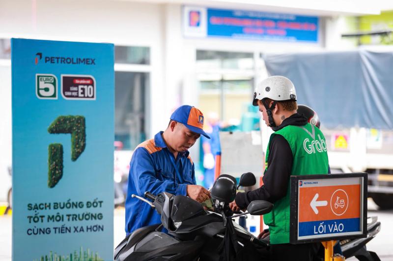 Ngày đầu bán xăng E10 đại trà: Người dân đón nhận thế nào?- Ảnh 6. Ngày đầu bán xăng E10 đại trà: Người dân đón nhận thế nào?- Ảnh 6.