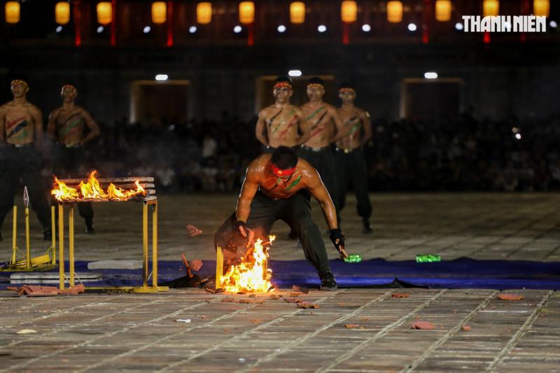 Mãn nhãn màn biểu diễn của cảnh sát đặc nhiệm, kỵ binh... tại Đại nội Huế- Ảnh 9. Mãn nhãn màn biểu diễn của cảnh sát đặc nhiệm, kỵ binh... tại Đại nội Huế- Ảnh 9.