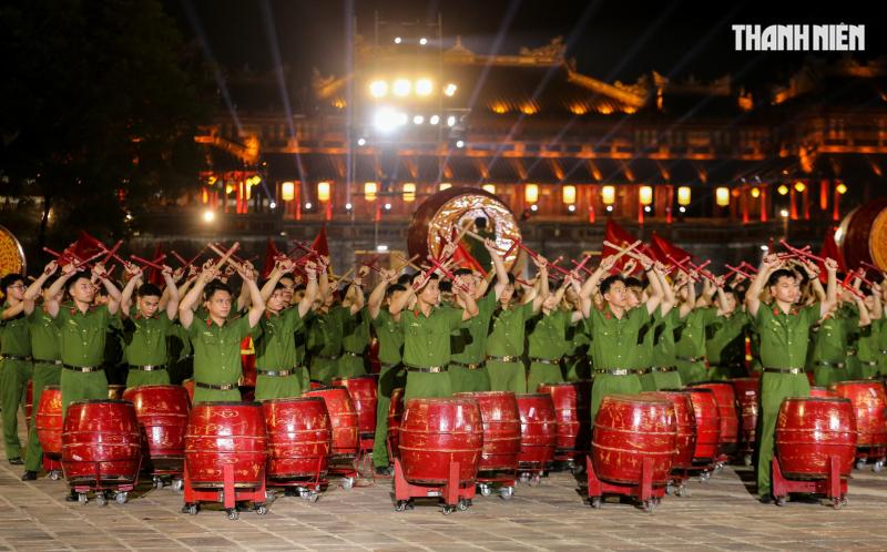 Mãn nhãn màn biểu diễn của cảnh sát đặc nhiệm, kỵ binh... tại Đại nội Huế- Ảnh 2. Mãn nhãn màn biểu diễn của cảnh sát đặc nhiệm, kỵ binh... tại Đại nội Huế- Ảnh 2.