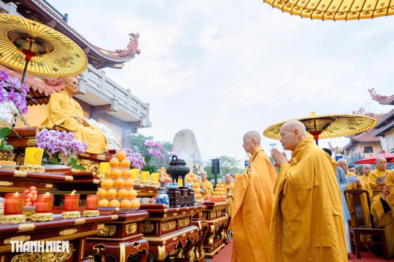 Tưởng niệm 63 năm Bồ tát Thích Quảng Đức tại tháp tôn trí xá lợi trái tim - Ảnh 4.